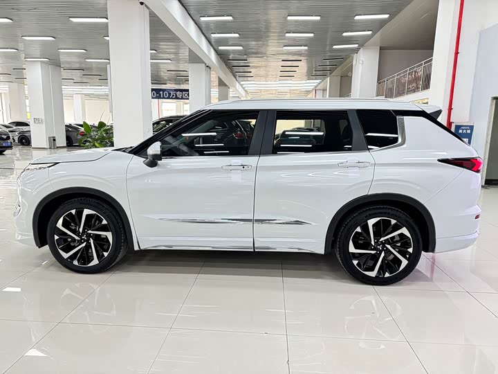 Фото 8 - Mitsubishi Outlander