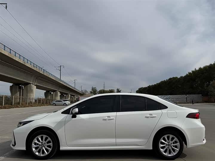 Фото 2 - Toyota Corolla