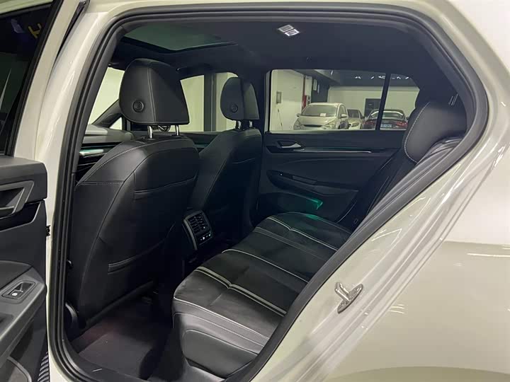 Фото 11 - Volkswagen Golf