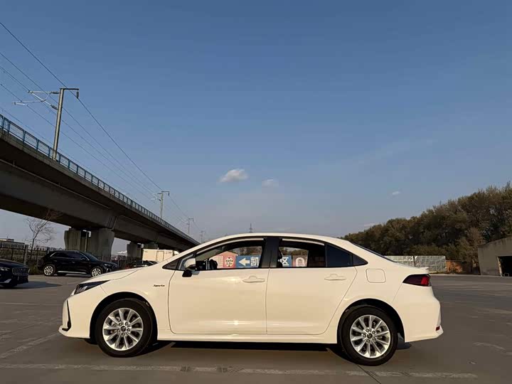 Фото 2 - Toyota Corolla