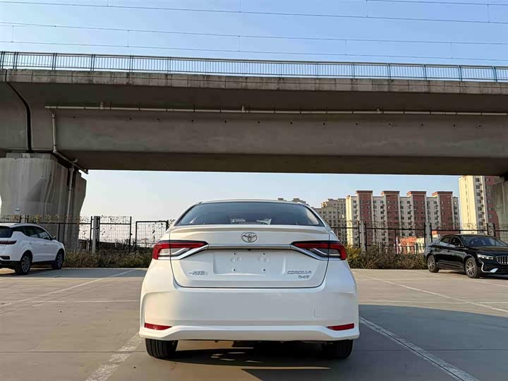 Фото 4 - Toyota Corolla