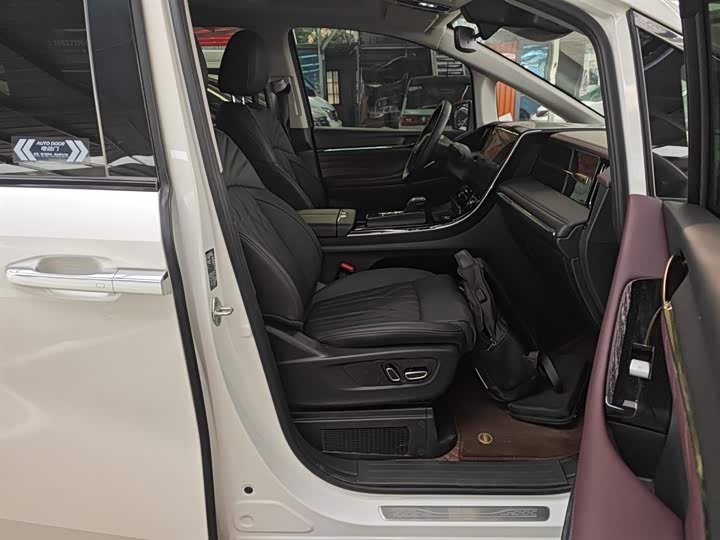 Фото 25 - GAC Trumpchi M8