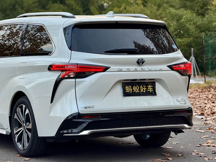 Фото 13 - Toyota Granvia