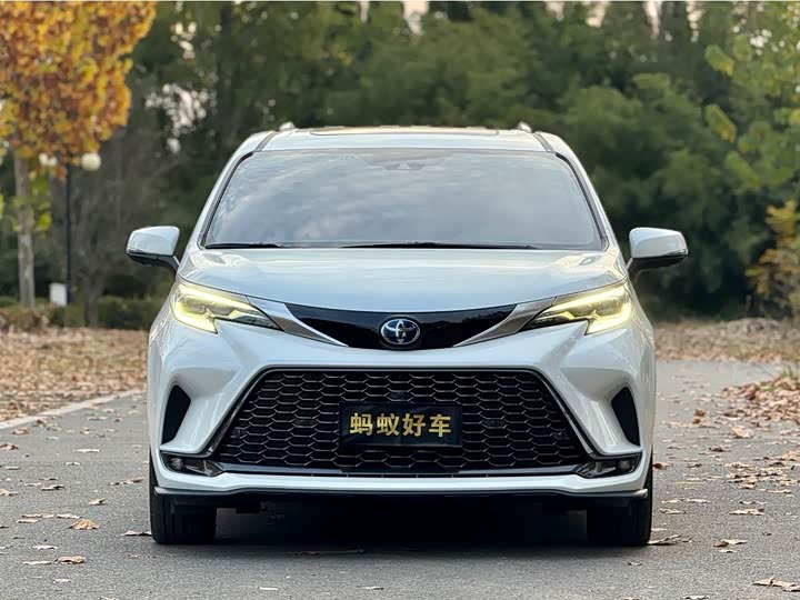 Фото 2 - Toyota Granvia