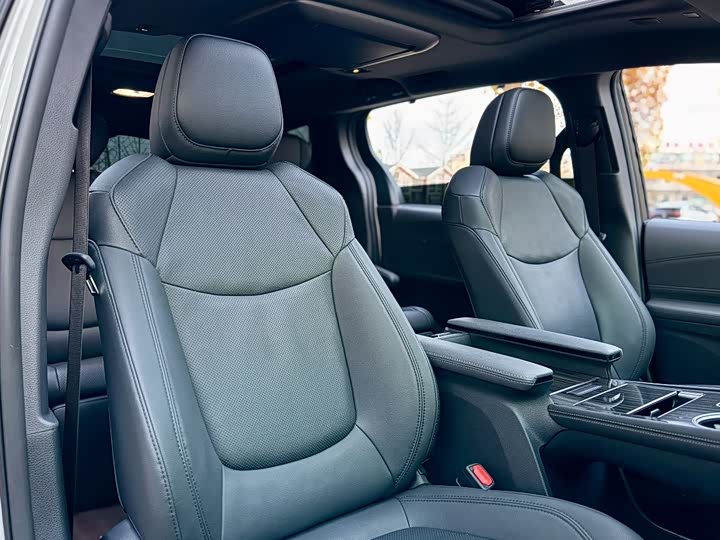 Фото 26 - Toyota Granvia