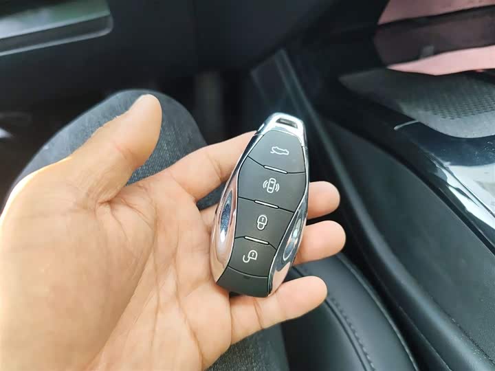 Фото 9 - Hongqi HS3 Hybrid