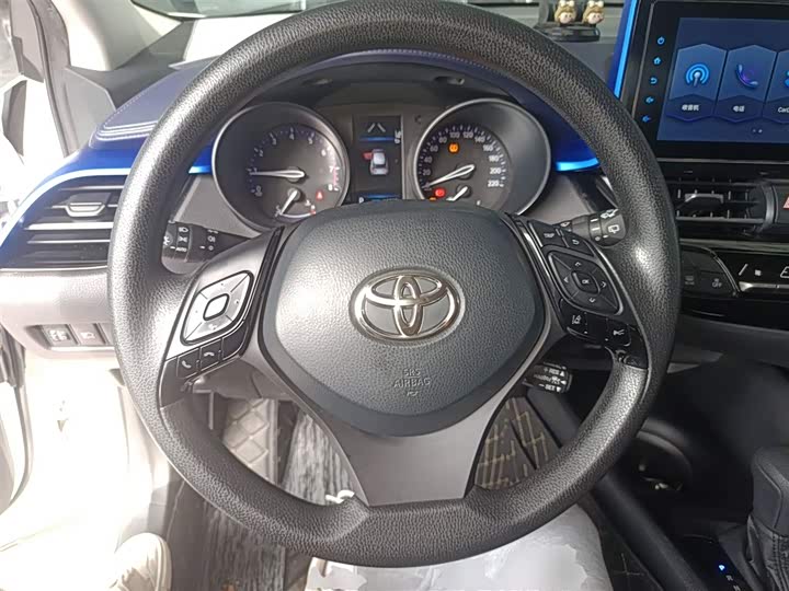 Фото 11 - Toyota C-HR