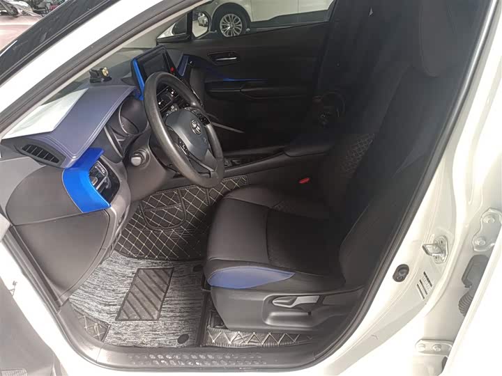 Фото 15 - Toyota C-HR