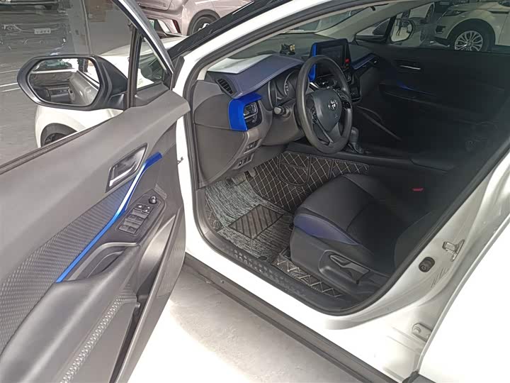 Фото 16 - Toyota C-HR