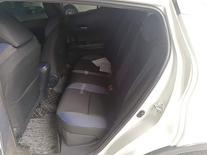 Фото 17 - Toyota C-HR