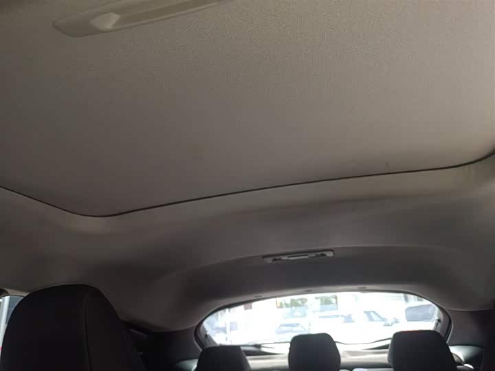 Фото 18 - Toyota C-HR