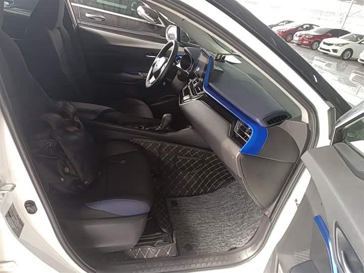 Фото 25 - Toyota C-HR