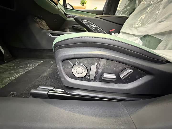 Фото 16 - Hongqi EH7