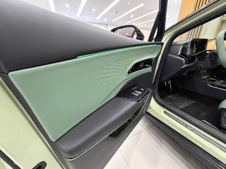 Фото 17 - Hongqi EH7