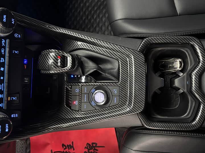 Фото 15 - Toyota RAV4