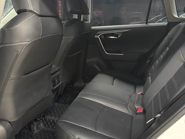 Фото 17 - Toyota RAV4