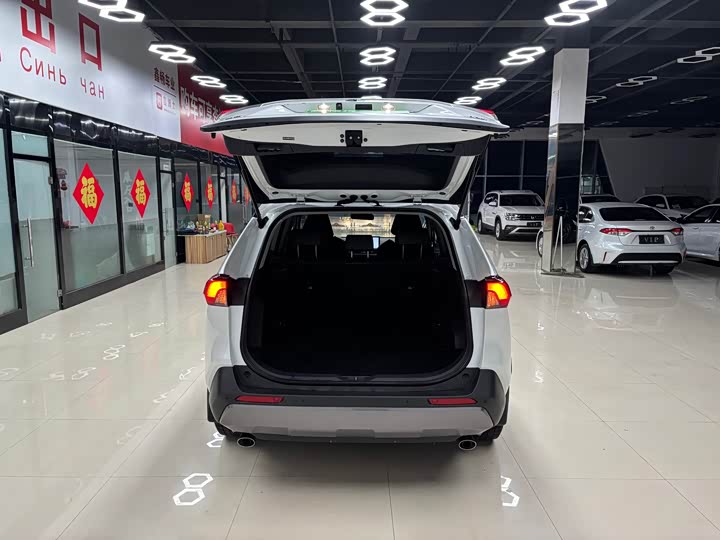 Фото 20 - Toyota RAV4