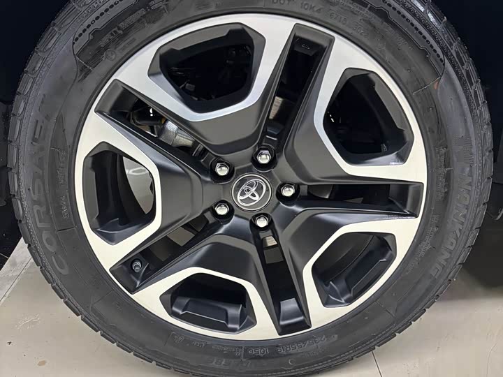 Фото 21 - Toyota RAV4