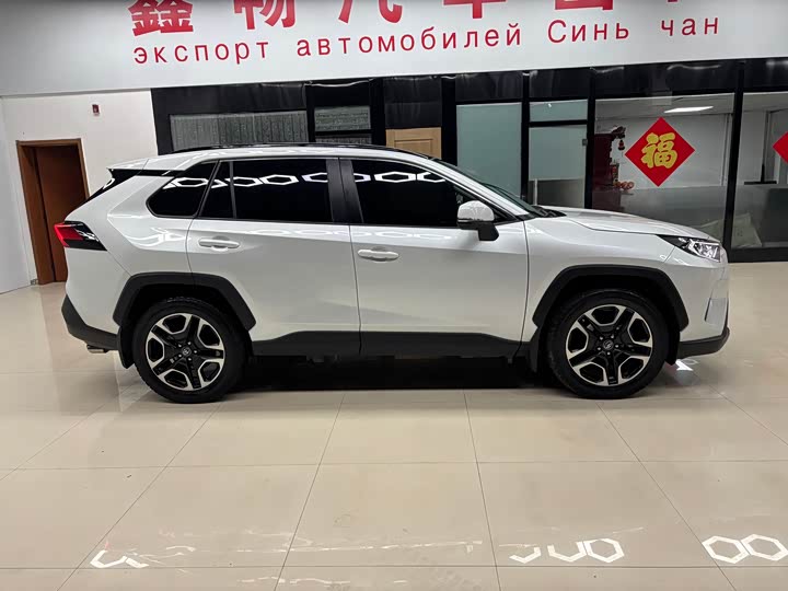 Фото 4 - Toyota RAV4