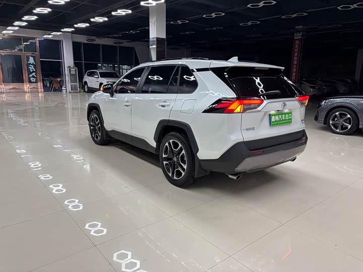 Фото 7 - Toyota RAV4