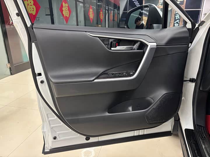 Фото 8 - Toyota RAV4