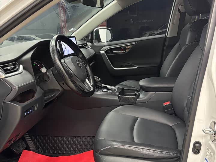 Фото 9 - Toyota RAV4