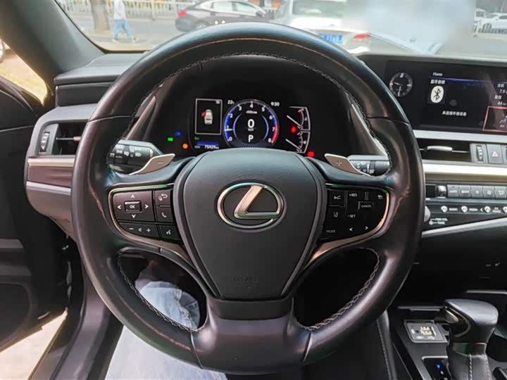 Фото 11 - Lexus ES