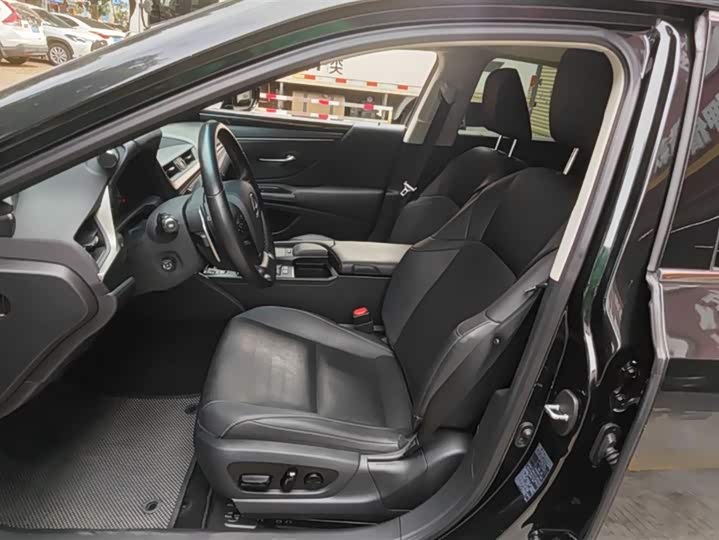 Фото 14 - Lexus ES