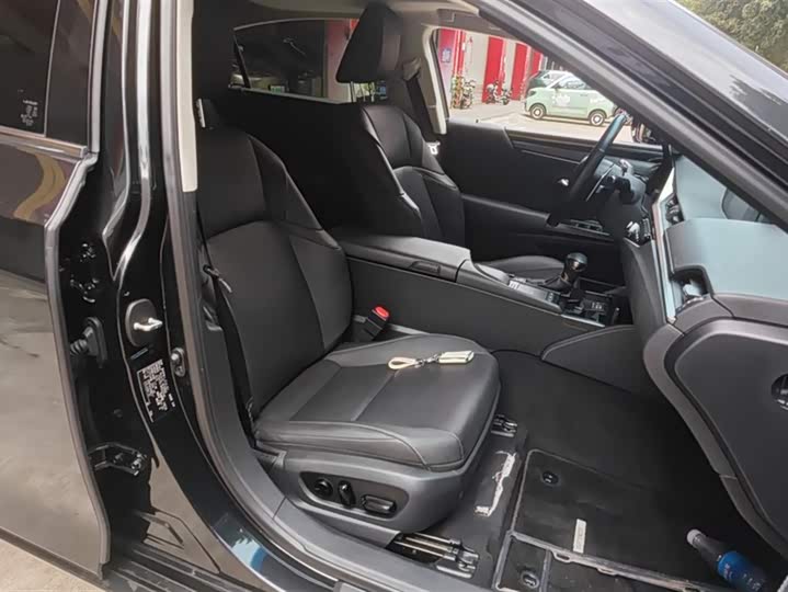 Фото 2 - Lexus ES