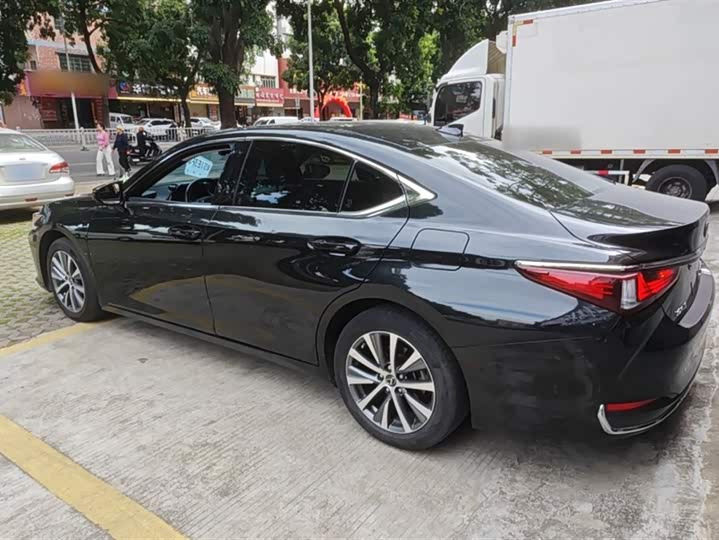 Фото 7 - Lexus ES