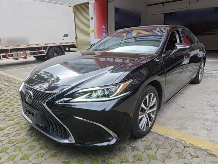Фото 9 - Lexus ES