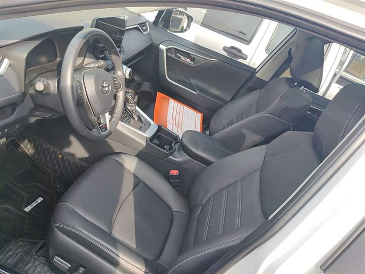 Фото 15 - Toyota RAV4