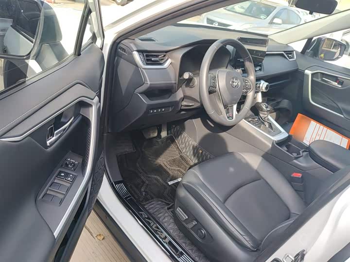 Фото 16 - Toyota RAV4