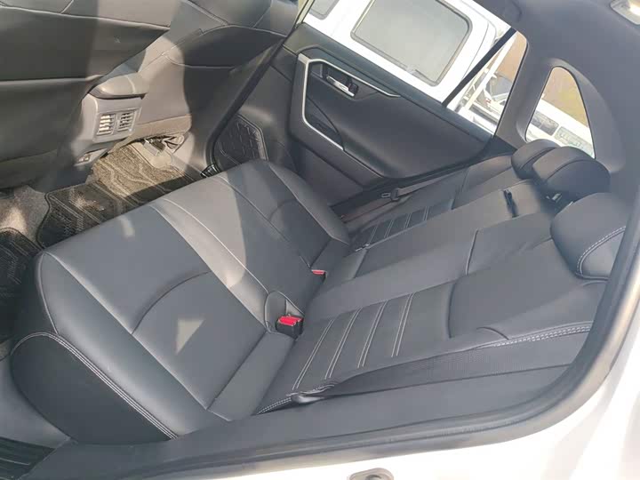 Фото 17 - Toyota RAV4