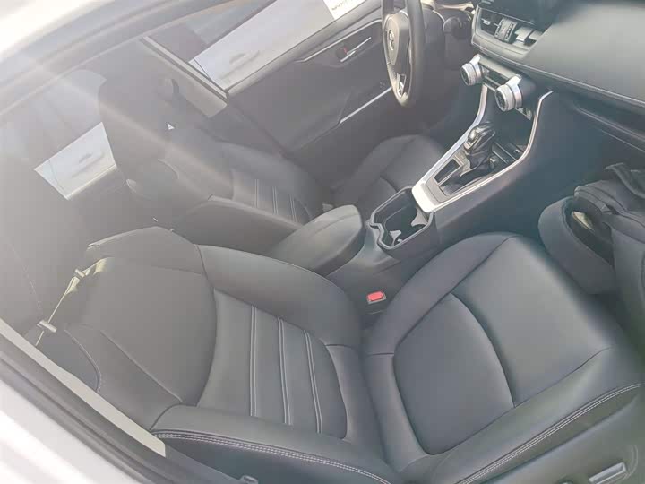 Фото 25 - Toyota RAV4