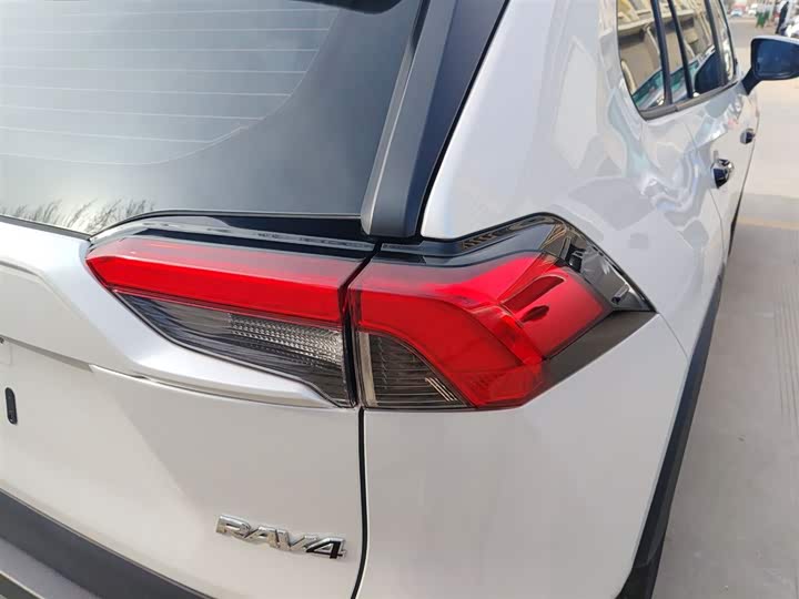 Фото 8 - Toyota RAV4