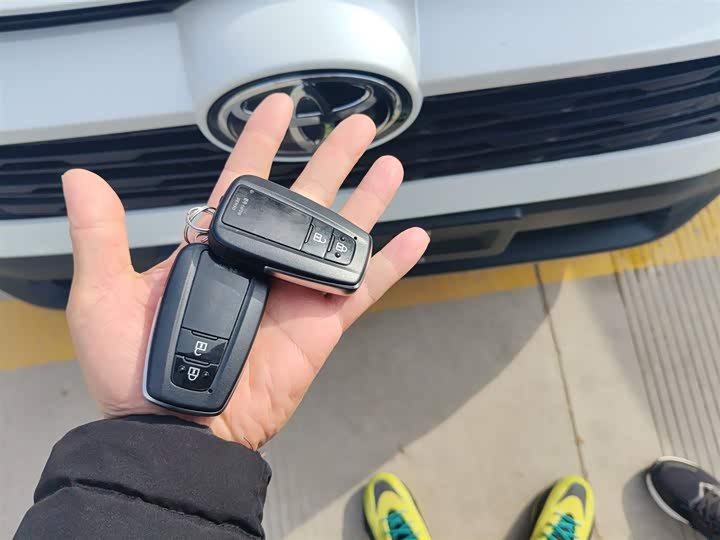 Фото 9 - Toyota RAV4