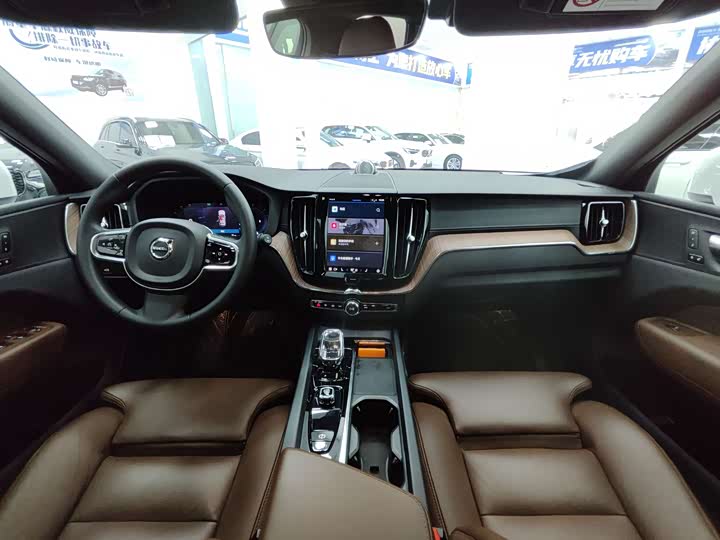 Фото 10 - Volvo XC60