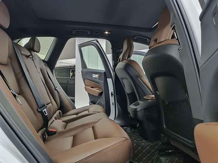 Фото 8 - Volvo XC60