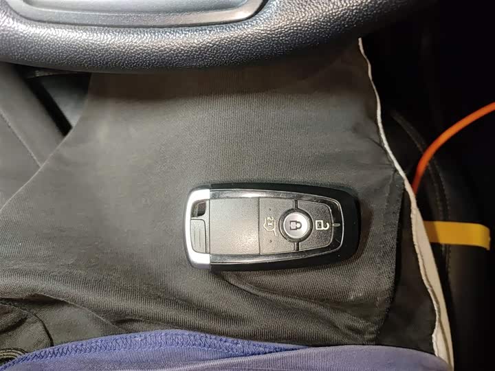 Фото 10 - Ford Explorer