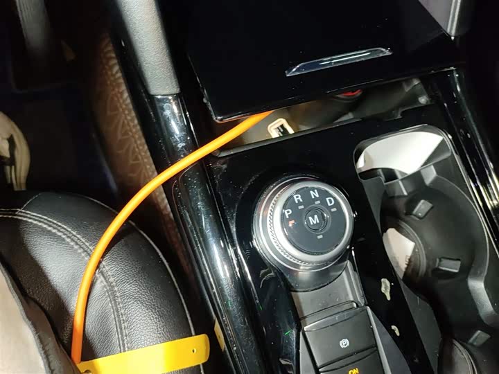 Фото 16 - Ford Explorer