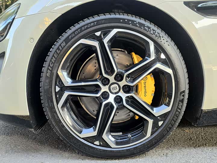 Фото 14 - Xiaomi SU7