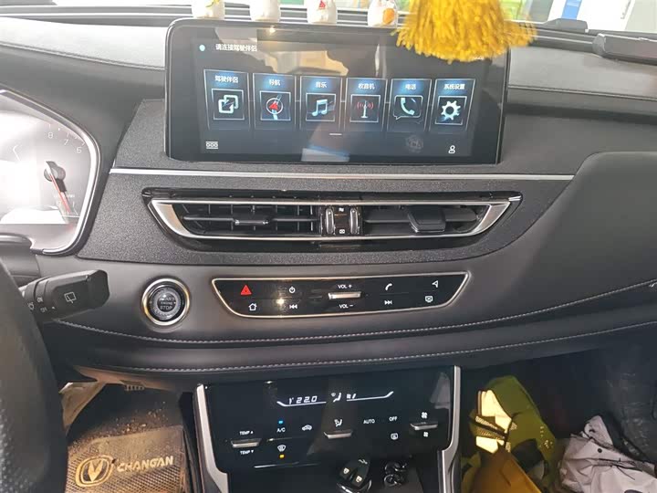 Фото 15 - Changan CS75