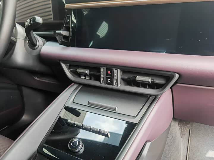 Фото 11 - Porsche Macan EV