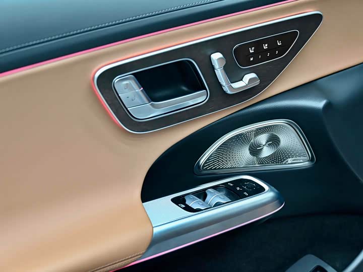 Фото 10 - Mercedes-Benz E-Class