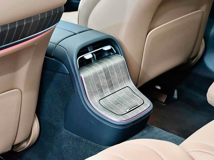 Фото 18 - Mercedes-Benz E-Class