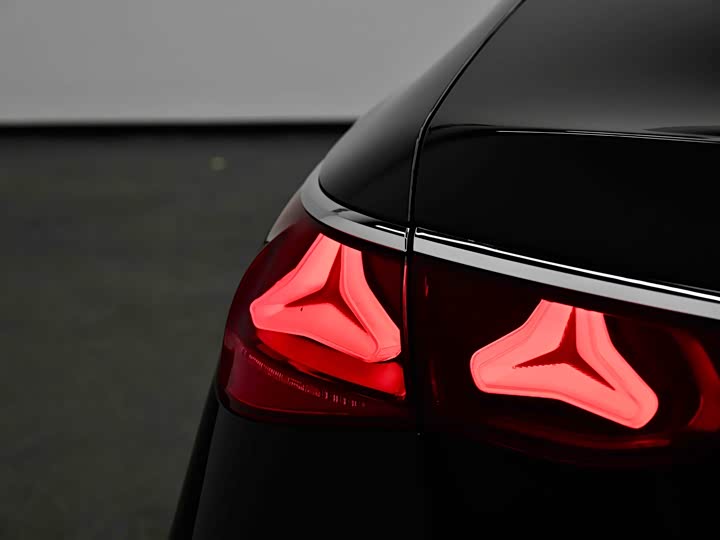 Фото 27 - Mercedes-Benz E-Class