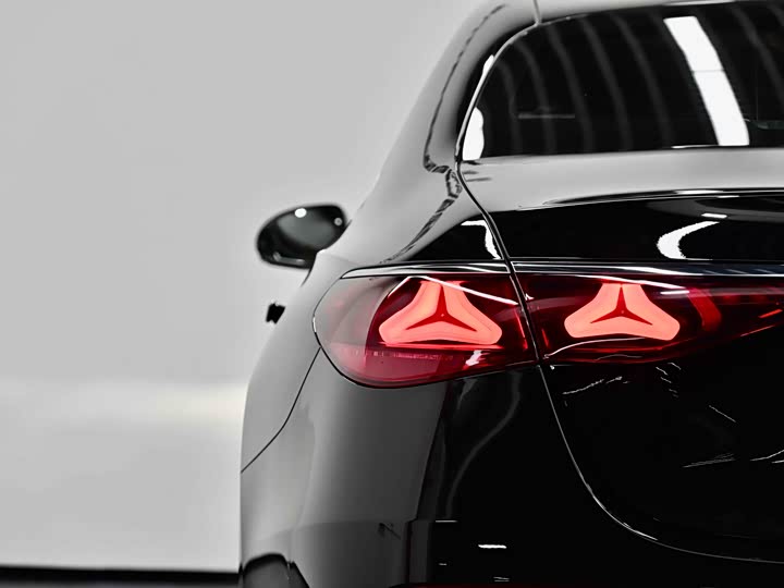 Фото 33 - Mercedes-Benz E-Class