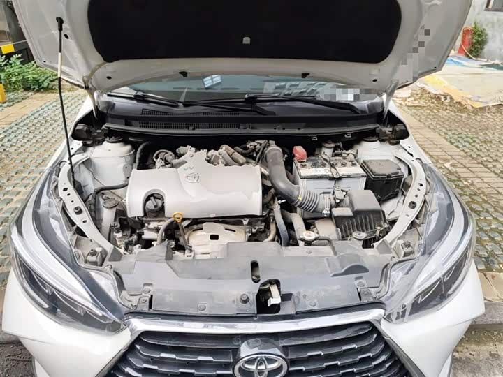 Фото 11 - Toyota Yaris L Hatchback