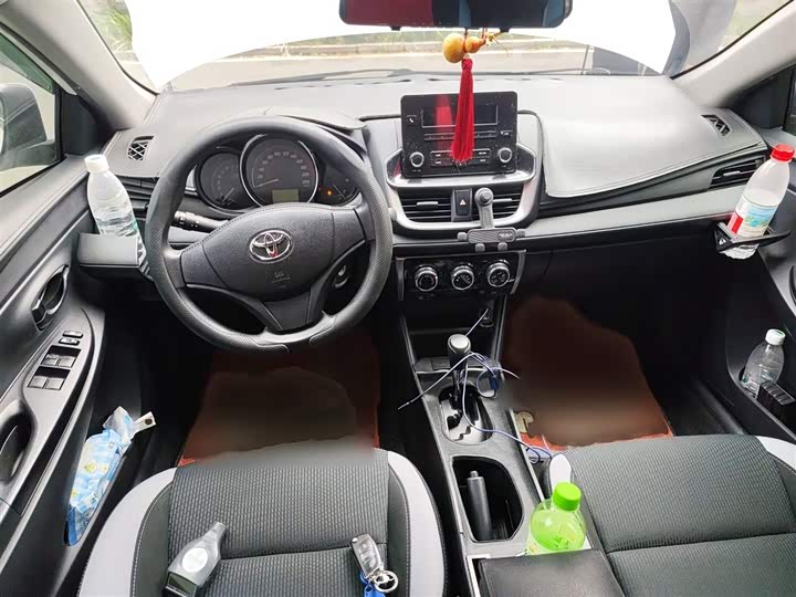 Фото 13 - Toyota Yaris L Hatchback